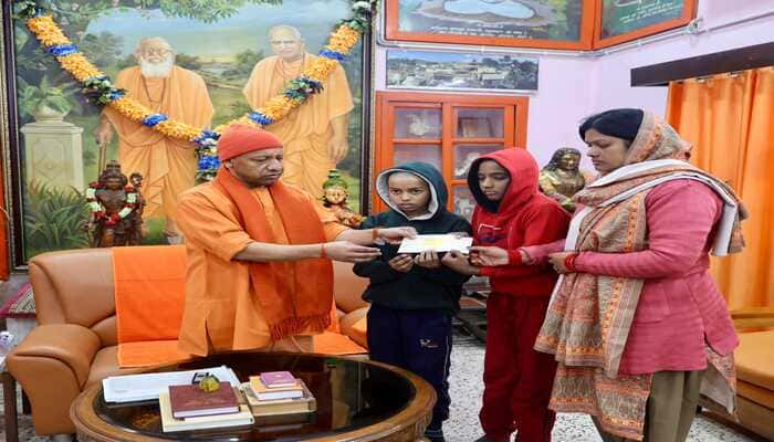 Gorakhpur: पत्रकार विवेक अस्थाना के परिवार को मुख्यमंत्री योगी का सहारा, 5 लाख की आर्थिक सहायता प्रदान की