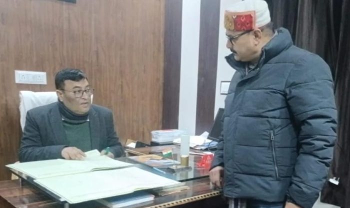 Bahraich: विशेश्वरगंज CHC में स्वास्थ्यकर्मियों की लापरवाही पर CMO का एक्शन