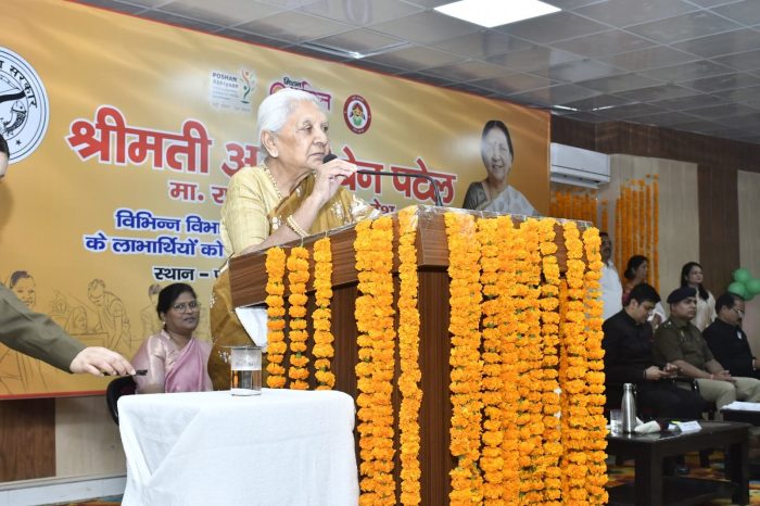 गाजीपुर में राज्यपाल आनंदीबेन पटेल ने बांटे जनकल्याणकारी योजनाओं के लाभ, 200 आंगनबाड़ी केंद्रों को मिली प्री-स्कूल किट