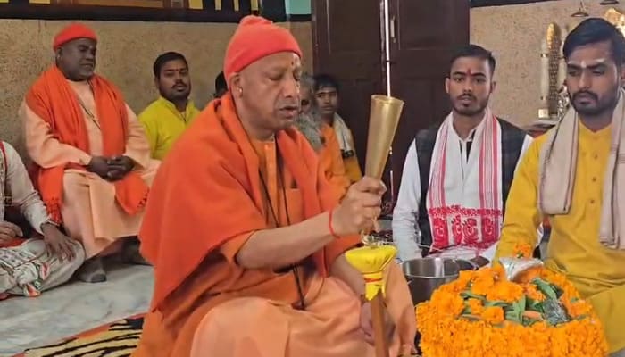 महाशिवरात्रि पर भी जनसेवा में जुटे सीएम योगी, गोरखनाथ मंदिर में जनता दर्शन