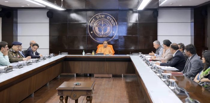 मुख्यमंत्री योगी आदित्यनाथ ने कानून-व्यवस्था की विस्तृत समीक्षा की... पर्व-त्योहारों के दौरान शांति भंग करने वालों पर सख्त कार्रवाई के निर्देश