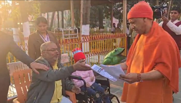 गोरखपुर में सीएम योगी का जनता दरबार, 200 फरियादियों की समस्याएं सुनीं