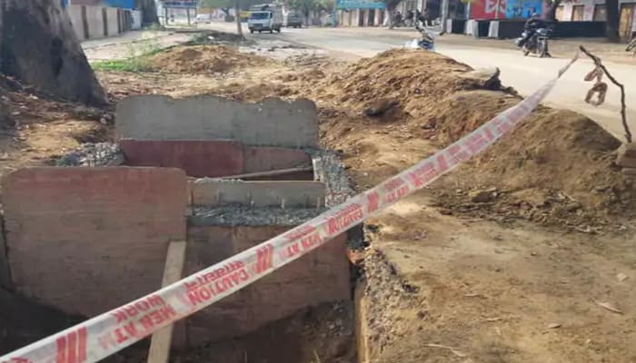 दनकौर-सिकंदराबाद रोड पर 15 दिन से खुला गड्ढा, निजी कंपनी को नोटिस
