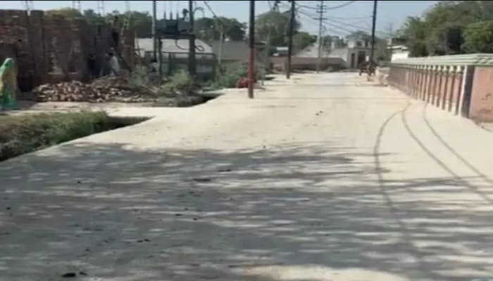 ग्रेटर नोएडा: 25 दिन पहले बनी आरसीसी सड़क टूटी, प्राधिकरण पर भ्रष्टाचार के आरोप, आंदोलन की चेतावनी