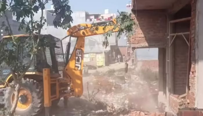 ग्रेटर नोएडा में अवैध निर्माण पर प्राधिकरण का सख्त एक्शन, 9000 वर्ग मीटर जमीन से हटाया अतिक्रमण