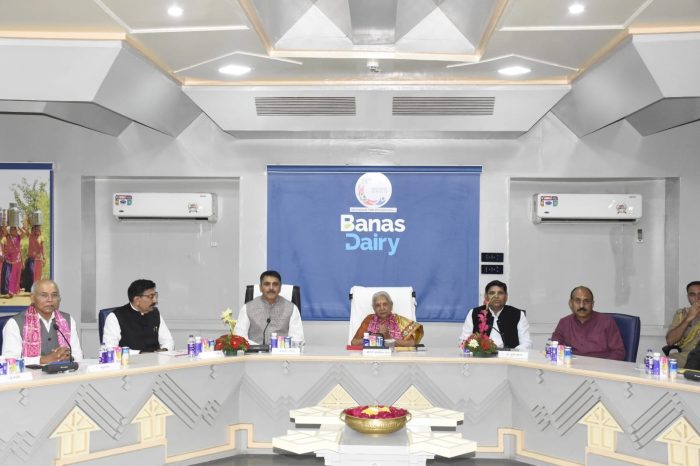 राज्यपाल आनंदीबेन पटेल ने गुजरात प्रवास के दौरान बनास डेयरी का किया भ्रमण... कृषि, डेयरी व पशुपालन के क्षेत्र में यूपी के पाँच कृषि विश्वविद्यालयों से हुआ एमओयू