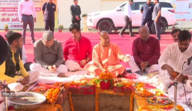 सीएम योगी ने MMMUT में महिला हॉस्टल की आधारशिला रखी, रवि किशन पर की हल्की टिप्पणी