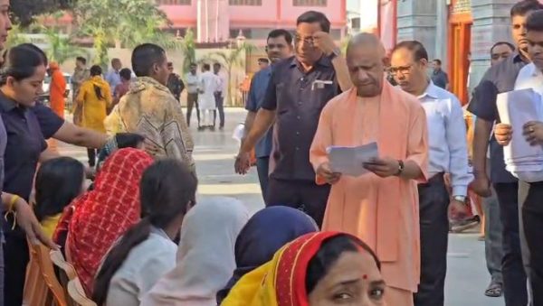 सीएम योगी ने गोरखपुर में जनता दर्शन कर सुनीं समस्याएं, त्वरित समाधान के दिए निर्देश