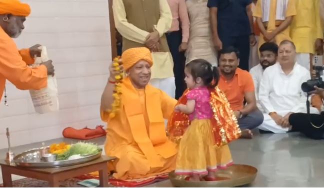 रामनवमी पर सीएम योगी का कन्या पूजन, बोले- प्रभु श्रीराम का आदर्श जीवन देता है प्रेरणा