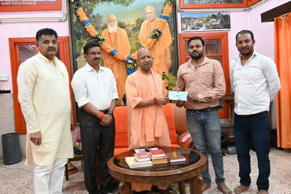 मुख्यमंत्री योगी आदित्यनाथ ने आग लगने से प्रभावित दुकानदारों को दी आर्थिक सहायता