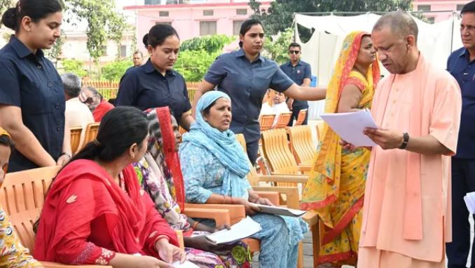 घबराइए मत, बच्चे के इलाज में नहीं आने देंगे कोई बाधा, जनता दर्शन में भावुक हुए सीएम योगी