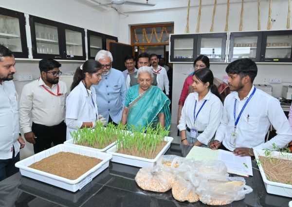 राज्यपाल आनंदीबेन पटेल ने शैक्षिक सुविधाओं का किया लोकार्पण