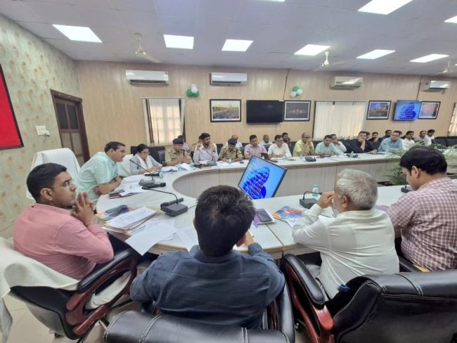 मथुरा में पर्यावरण समीक्षा बैठक, प्रदूषण नियंत्रण और वेस्ट मैनेजमेंट पर सख्त निर्देश