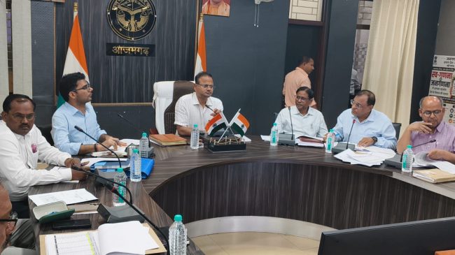 आजमगढ़ डीएम की सख्ती, स्वास्थ्य सेवाओं में लापरवाही पर कार्रवाई के निर्देश