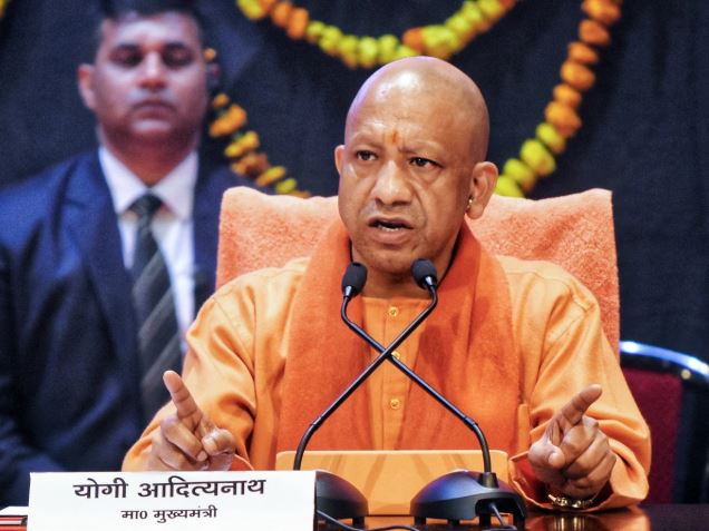 आपदा पीड़ितों तक पहुंची योगी सरकार, प्रभारी मंत्रियों ने घर-घर जाकर बांटे 4-4 लाख के चेक