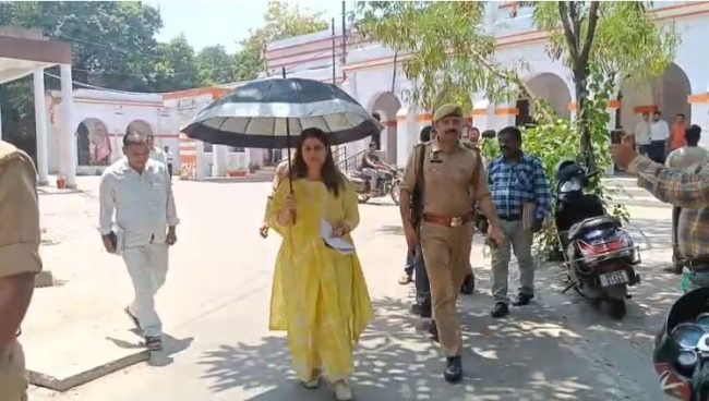 डीएम जसजीत कौर पैदल पहुंचीं कलेक्ट्रेट, ईंधन बचत का दिया संदेश