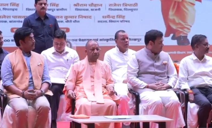 सीएम योगी का बड़ा ऐलान, शिक्षामित्रों का मानदेय 18 हजार
