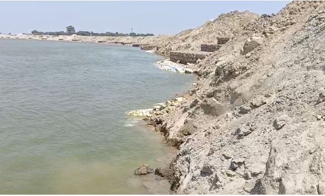 बाढ़ सुरक्षा कार्यों पर उठे सवाल, ग्रामीणों ने निर्माण गुणवत्ता पर जताई नाराजगी