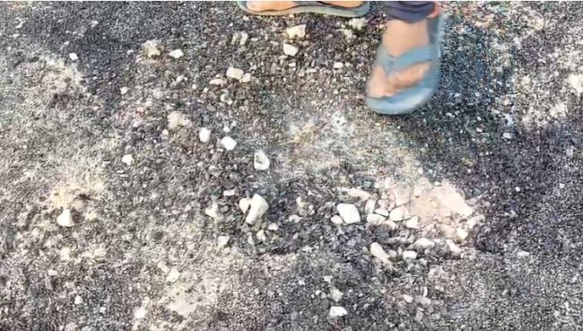सड़क निर्माण पर उठे सवाल, ग्रामीणों ने गुणवत्ता में अनियमितता का लगाया आरोप