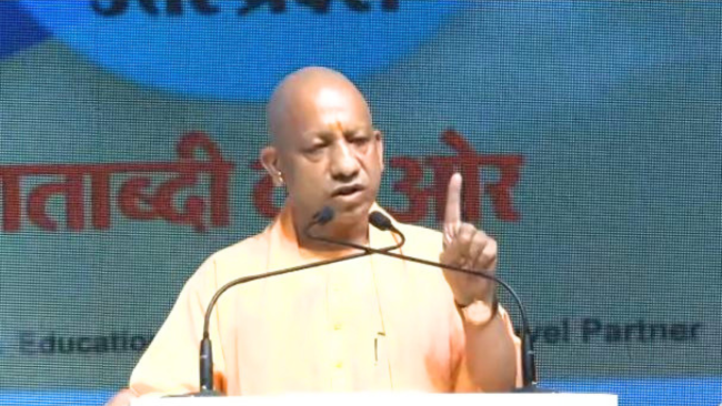सड़कें चलने के लिए हैं, नमाज के लिए नहीं : सीएम योगी का बड़ा बयान