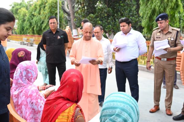हर जरूरतमंद का बने आयुष्मान कार्ड, CM योगी ने दिए निर्देश