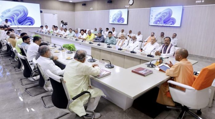 सीएम योगी आदित्यनाथ का बड़ा निर्देश: मंत्रियों से सार्वजनिक परिवहन उपयोग और वाहन फ्लीट 50% घटाने का आह्वान