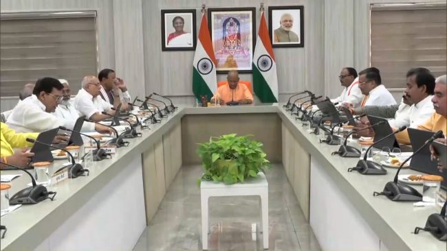 योगी कैबिनेट की बैठक में 12 प्रस्तावों को मंजूरी, पंचायत चुनाव आयोग से लेकर मेट्रो प्रोजेक्ट तक बड़े फैसले