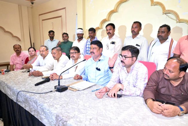 मतदाता सूची में गड़बड़ी का आरोप, सपा प्रतिनिधिमंडल ने डीएम को सौंपा ज्ञापन