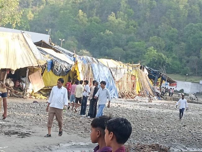 सिद्ध पीठ श्री शाकंभरी देवी क्षेत्र में अचानक आई बाढ़, वाहन बहे, श्रद्धालुओं में मची भगदड़