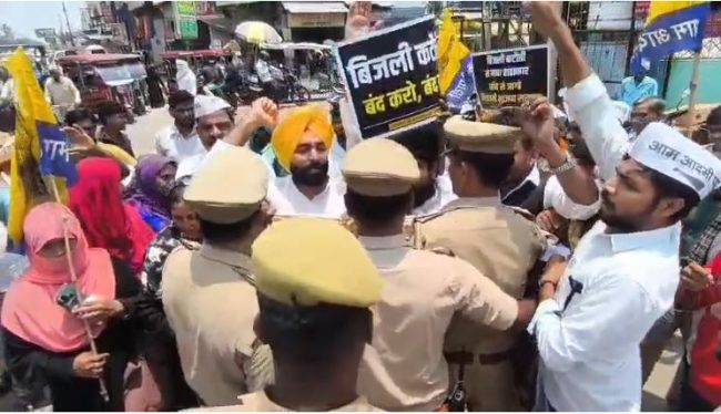 बिजली संकट को लेकर AAP का प्रदर्शन, स्मार्ट मीटर और कटौती के खिलाफ सौंपा ज्ञापन