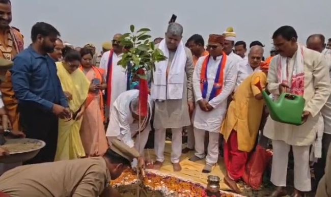 मंत्री आशीष पटेल ने किया वृक्षारोपण, बोले- मां के साथ पिता के नाम भी लगाएं पेड़