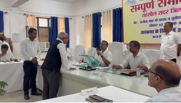 संपूर्ण समाधान दिवस में डीएम सख्त, शिकायतों के त्वरित निस्तारण के दिए निर्देश