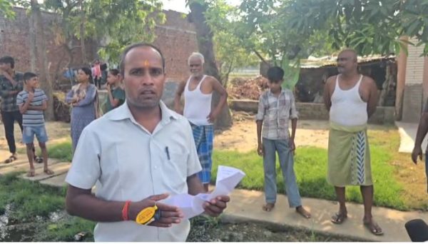 नाली जाम होने से सड़क पर बह रहा गंदा पानी, पथरहट गांव में ग्रामीणों का फूटा गुस्सा