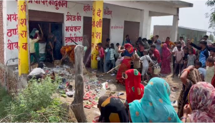 शराब के ठेके पर महिलाओं का हंगामा, बोतलों में की तोड़फोड़