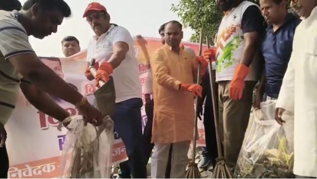 सांसद रवि किशन ने चलाया स्वच्छता अभियान, दिया स्वच्छ भारत का संदेश