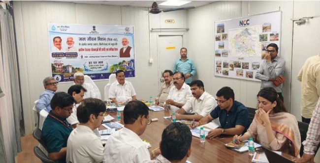 खारे पानी से मिलेगी राहत! एटा के वॉटर ट्रीटमेंट प्लांट का जल शक्ति मंत्री ने किया निरीक्षण