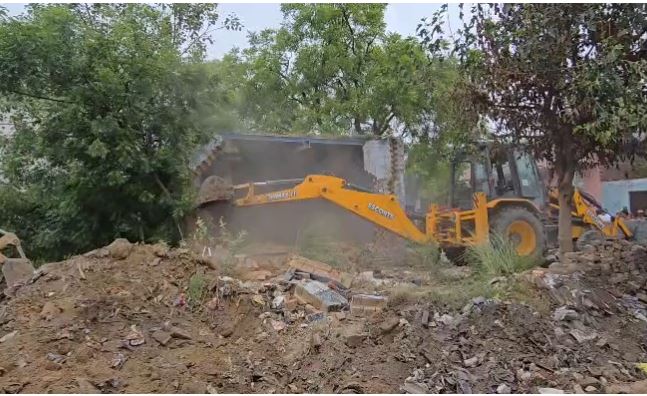 सरकारी जमीन पर बने मदरसे पर चला बुलडोजर, 25 साल पुराना निर्माण ध्वस्त