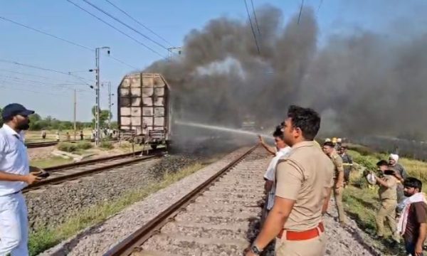 डीएफसी कॉरिडोर पर कारों से भरी मालगाड़ी में भीषण आग, घंटों की मशक्कत के बाद पाया गया काबू