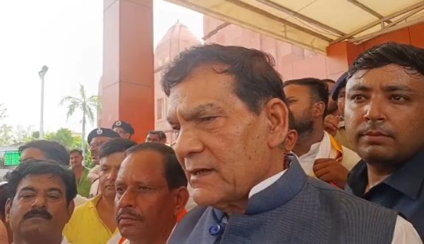 मंत्री ए.के. शर्मा और सांसद राजीव राय के बीच मंच पर बढ़ी तल्खी, कार्यक्रम छोड़कर निकले सांसद