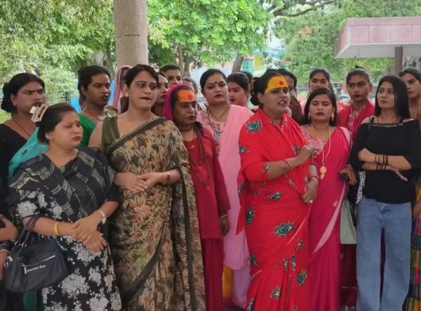 कौशाम्बी: वैष्णो किन्नर अखाड़े की महामंडलेश्वर साध्वी मुस्कान ने मांगी सुरक्षा, डीएम को सौंपा ज्ञापन