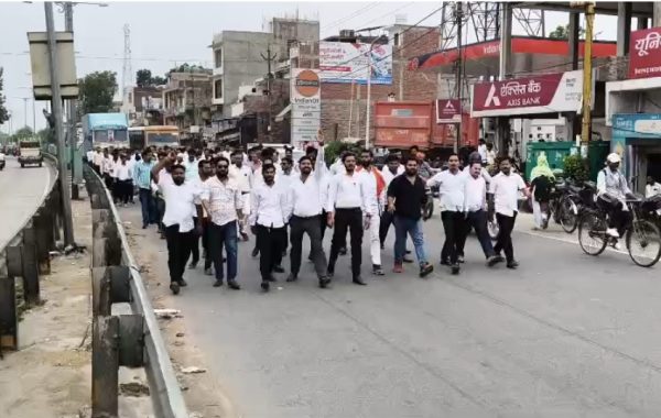 बाराबंकी: एसडीएम के खिलाफ अधिवक्ताओं का उग्र प्रदर्शन, हाईवे पर जुलूस