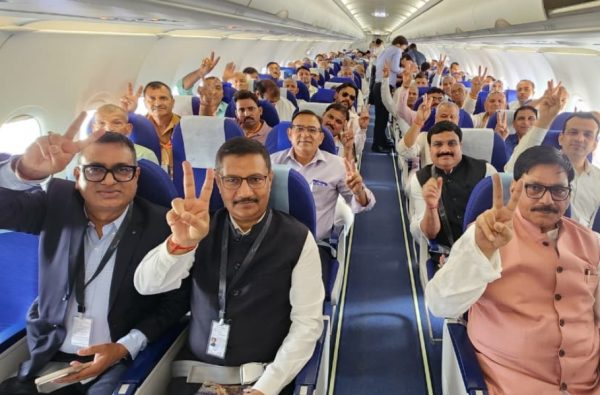 जेवर एयरपोर्ट से भरी पहली उड़ान, 170 किसान लखनऊ के लिए रवाना