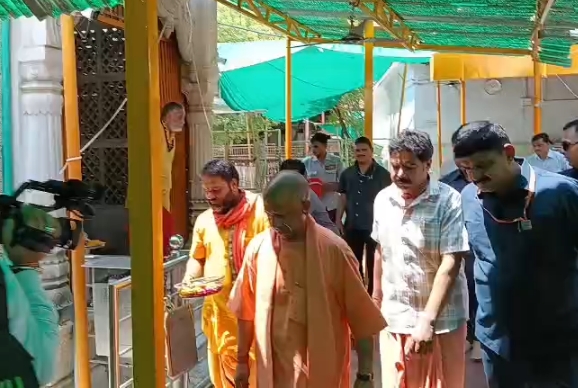 दतिया में सीएम योगी आदित्यनाथ ने किए पीताम्बरा पीठ के दर्शन