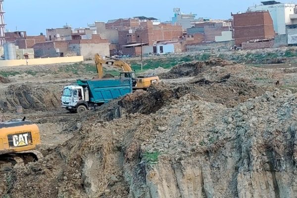 डासना में सरकारी तालाब पर अवैध खनन के आरोप, करोड़ों के नुकसान की आशंका