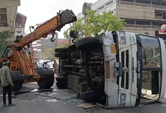 गाजियाबाद में बड़ा सड़क हादसा: ऋषिकेश डिपो की बस पलटी, कई यात्री घायल