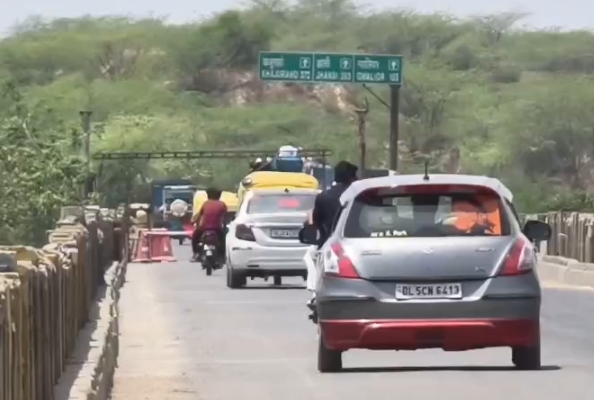 इटावा में चंबल नदी पुल में दरार, भारी वाहनों की आवाजाही पर रोक