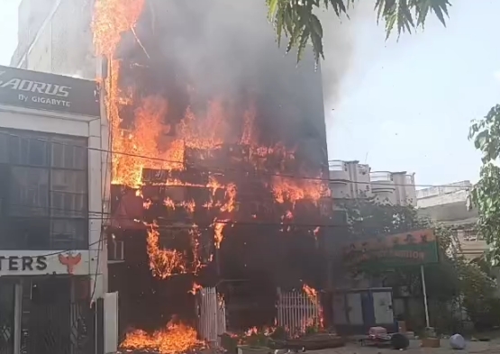 लखनऊ के अलीगंज में दुकान में भीषण आग, कोचिंग सेंटर में फंसे छात्र-छात्राओं में मची अफरा-तफरी