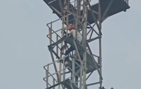 महराजगंज: डीएम कार्यालय परिसर के पास हाई-वोल्टेज ड्रामा, मोबाइल टावर पर चढ़े दो युवक