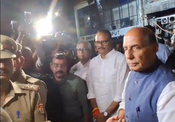 रक्षा मंत्री राजनाथ सिंह ने घटनास्थल का किया निरीक्षण, वरिष्ठ नेताओं के साथ लिया जायजा