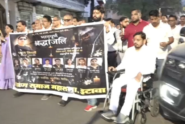 इटावा में भारत तिवारी को श्रद्धांजलि, ब्राह्मण समाज ने निकाला विशाल कैंडल मार्च